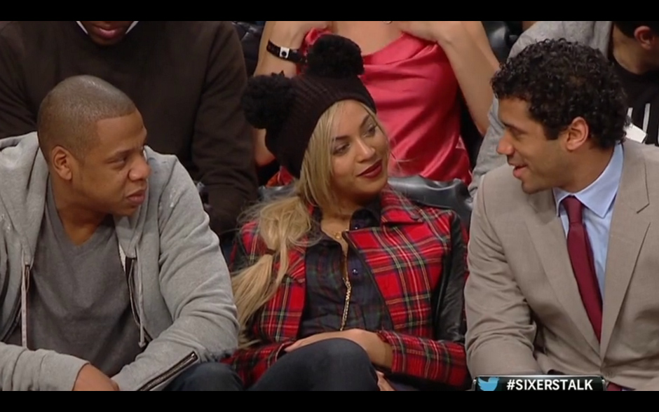 Jay-Z e Beyonc&eacute; conversam com Russell Wilson.