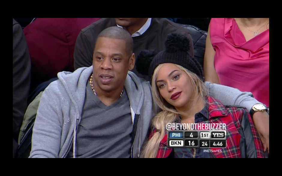 Beyonc&eacute; e Jay-Z abra&ccedil;ados durante o jogo.