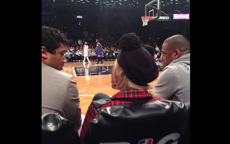 De pertinho! Beyonc&eacute; &eacute; fotografada por pessoas sentadas nas cadeiras de tr&aacute;s.