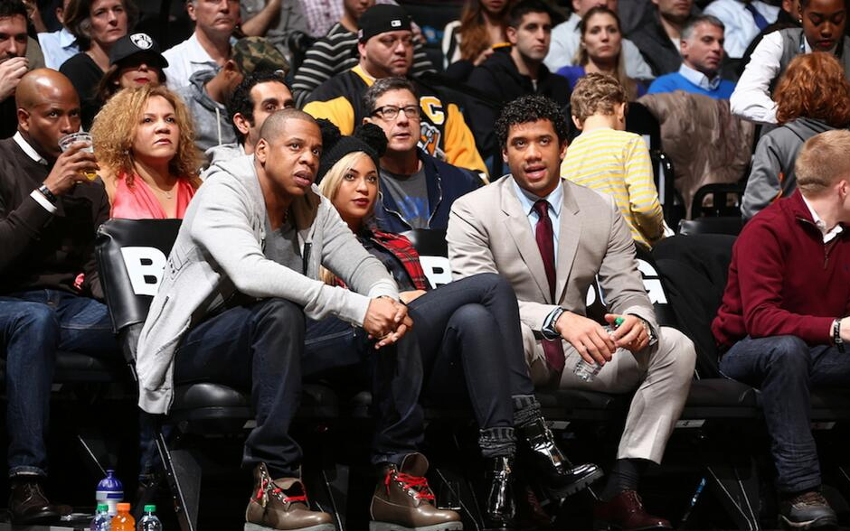 "O campe&atilde;o do Super Bowl, Russell Wilson, une-se a Beyonc&eacute; e Jay-Z essa noite, no Brooklyn," tuitou conta oficial do Brooklyn Nets.