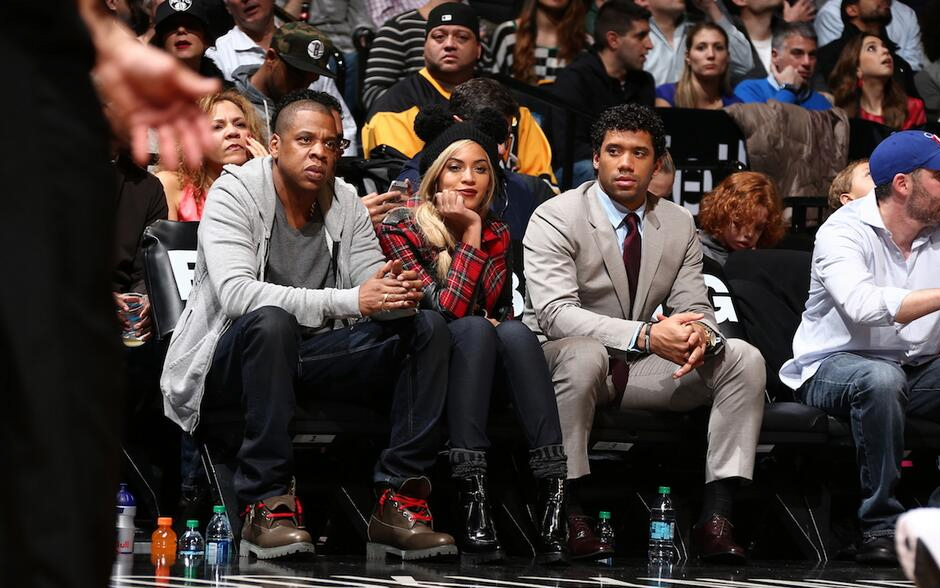 "Fileira de estrelas sentada ao lado da quadra para o jogo dos Nets essa noite. &Eacute; bom ter Jay-Z, Beyonc&eacute; e Russell Wilson de volta ao Brooklyn," tuitou conta oficial do Barclays Center.