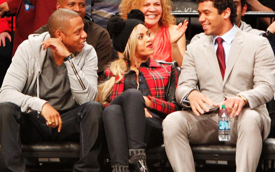 Beyonc&eacute;, Jay-Z e Russell Wilson foram assistir &agrave; partida de basquete no Barclays Center.