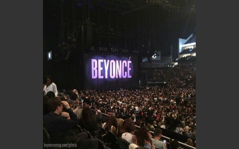 Novas cortinas marcam o in&iacute;cio do espet&aacute;culo. 