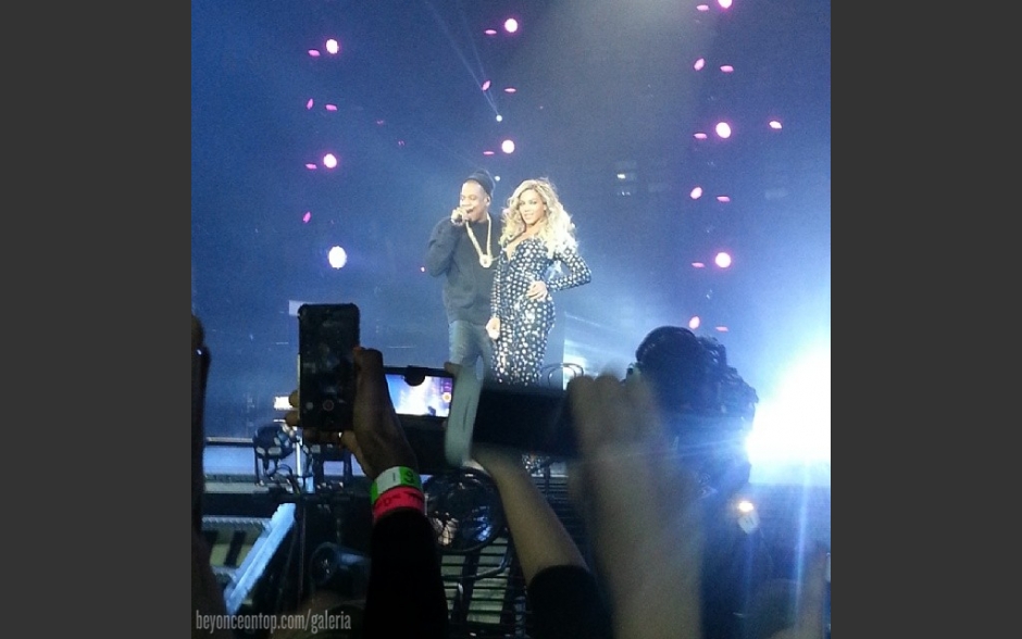Jay-Z subiu ao palco e apresentou "Drunk in Love" ao lado da esposa. 