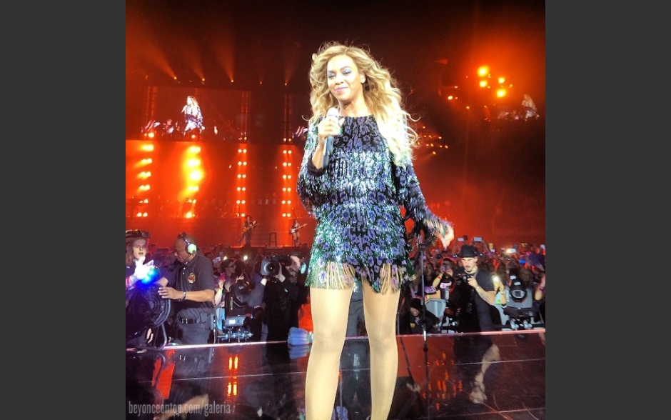 Beyonc&eacute; se apresentando no "BeyStage". 