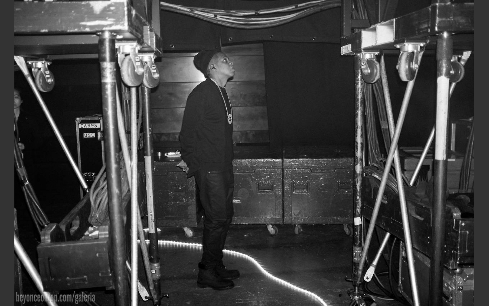 Jay-Z aguarda para subir ao palco. 