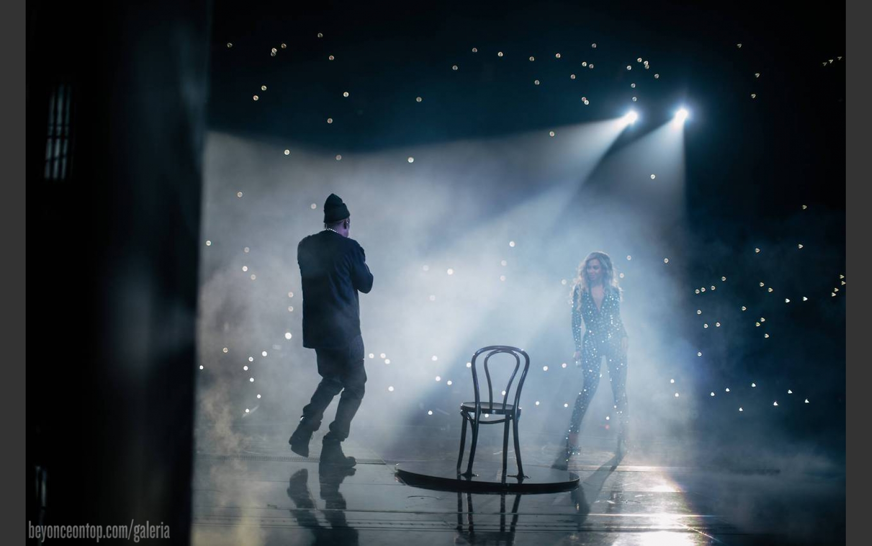 Jay-Z sobe para cantar ao lado de Beyonc&eacute;, surpreendendo os f&atilde;s. 