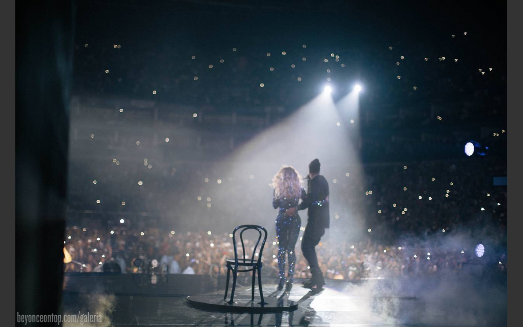 Beyonc&eacute; e Jay-Z cantando "Drunk in Love", em Londres. 