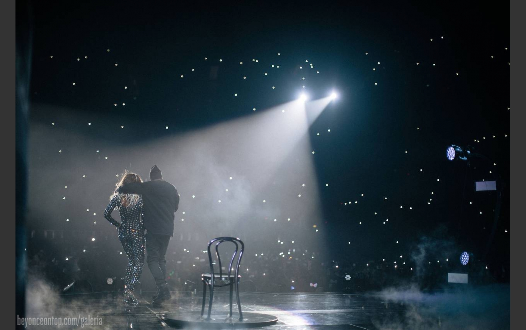 Beyonc&eacute; e Jay-Z cantando "Drunk in Love", em Londres. 