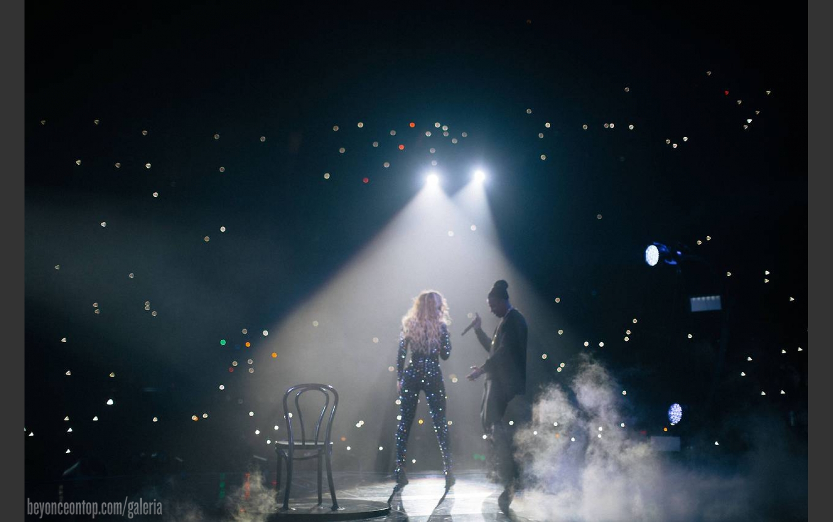 Beyonc&eacute; e Jay-Z cantando "Drunk in Love", em Londres. 