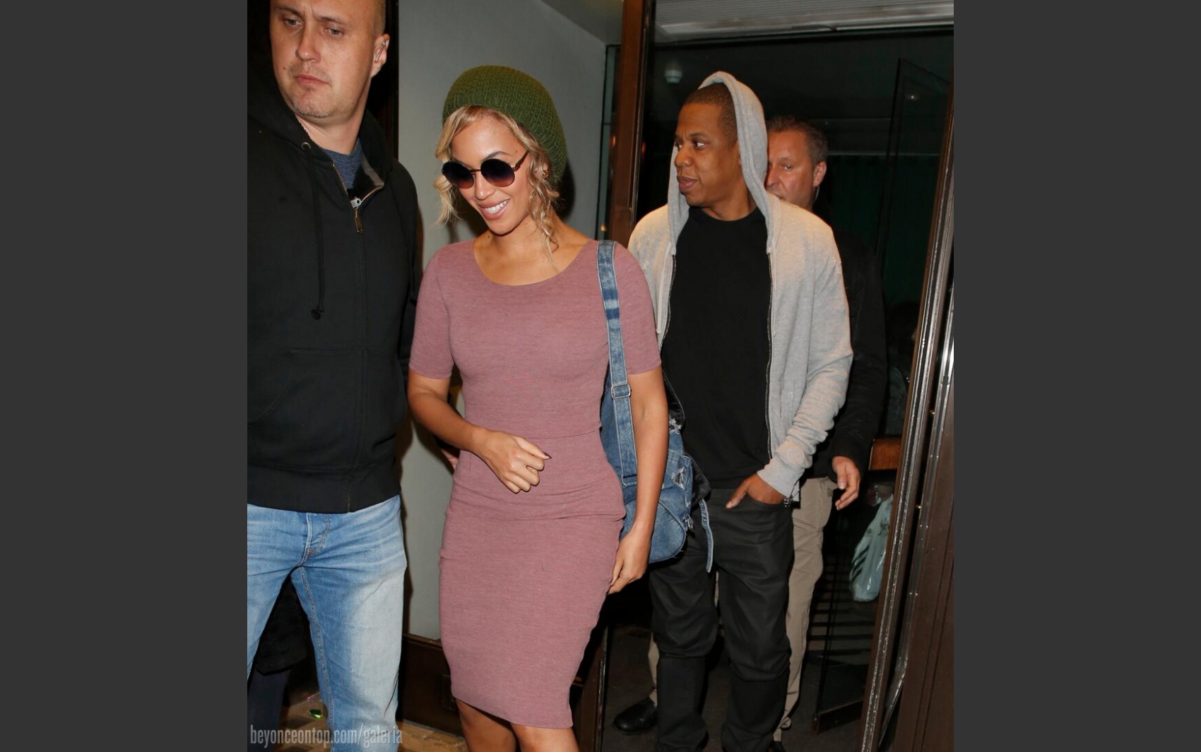 Beyonc&eacute; e Jay-Z fotografados ao sa&iacute;rem de restaurante em Mayfair, Londres.