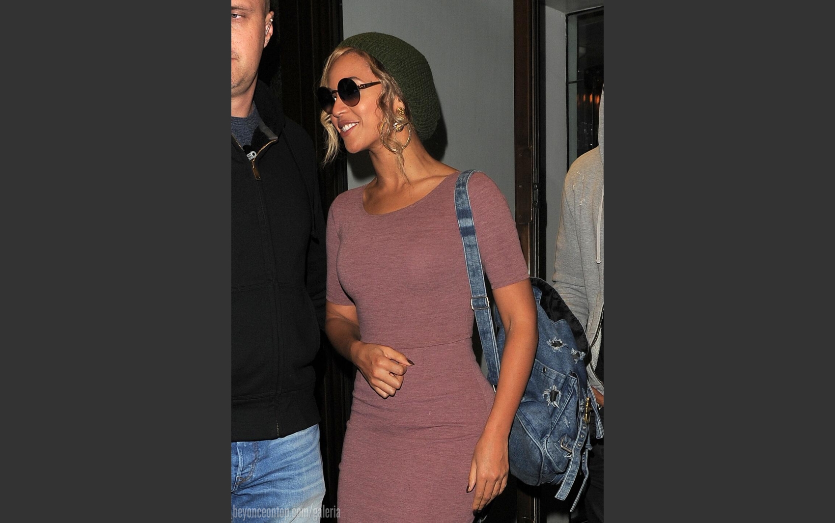 Beyonc&eacute; e Jay-Z fotografados ao sa&iacute;rem de restaurante em Mayfair, Londres. 