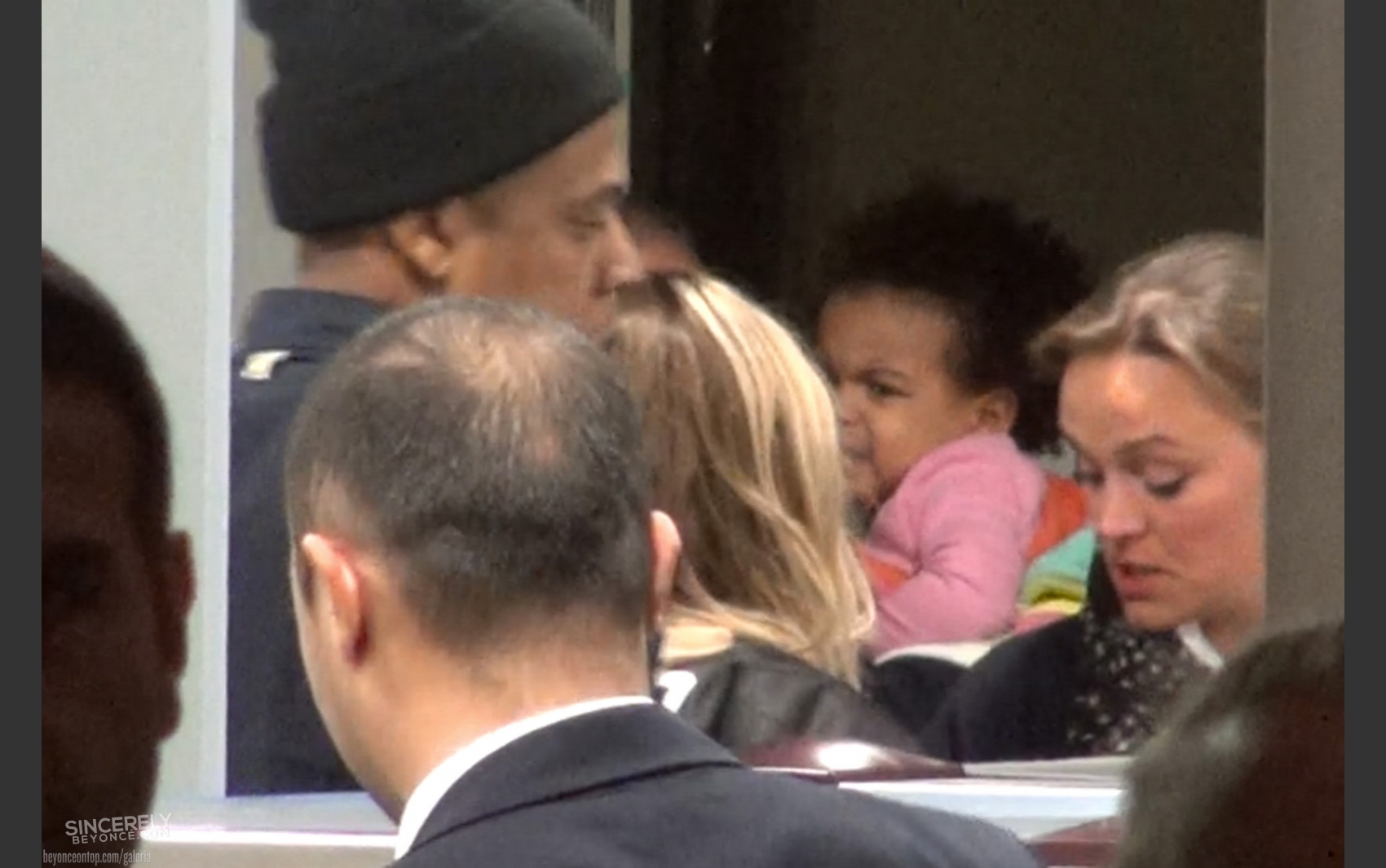 Fam&iacute;lia Carter em aeroporto, na Alemanha. 