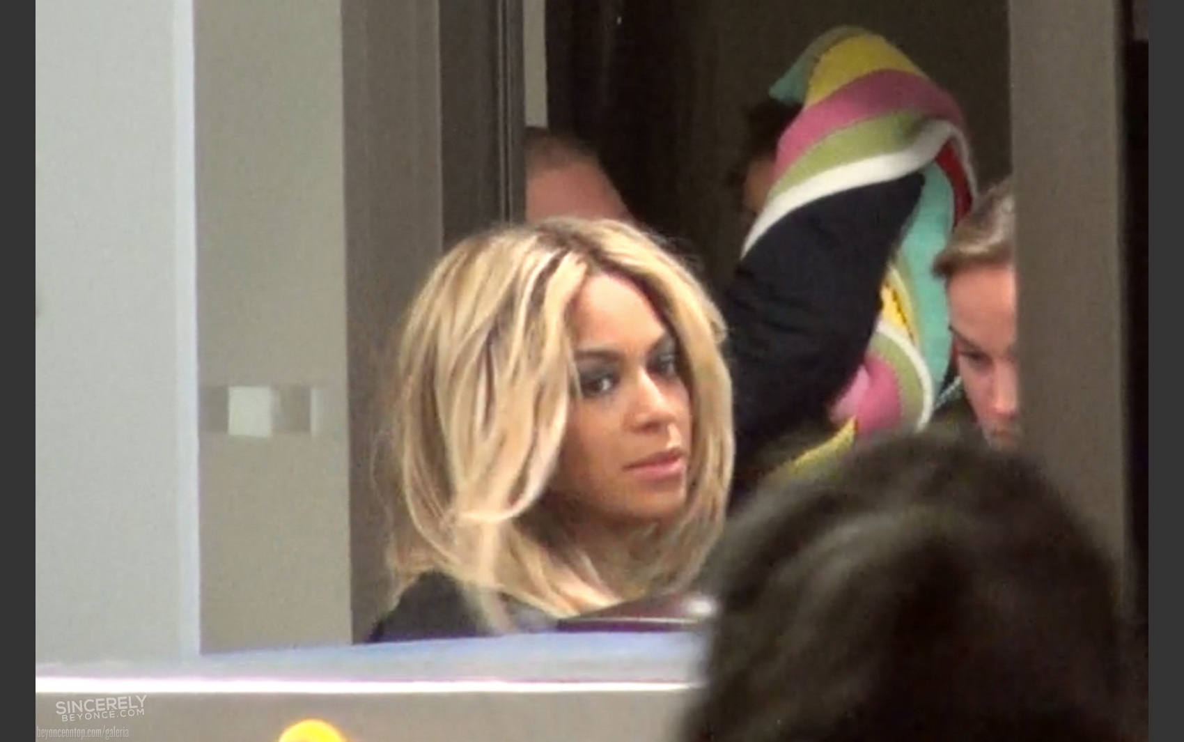 Beyonc&eacute; e sua fam&iacute;lia fotografados em aeroporto. 