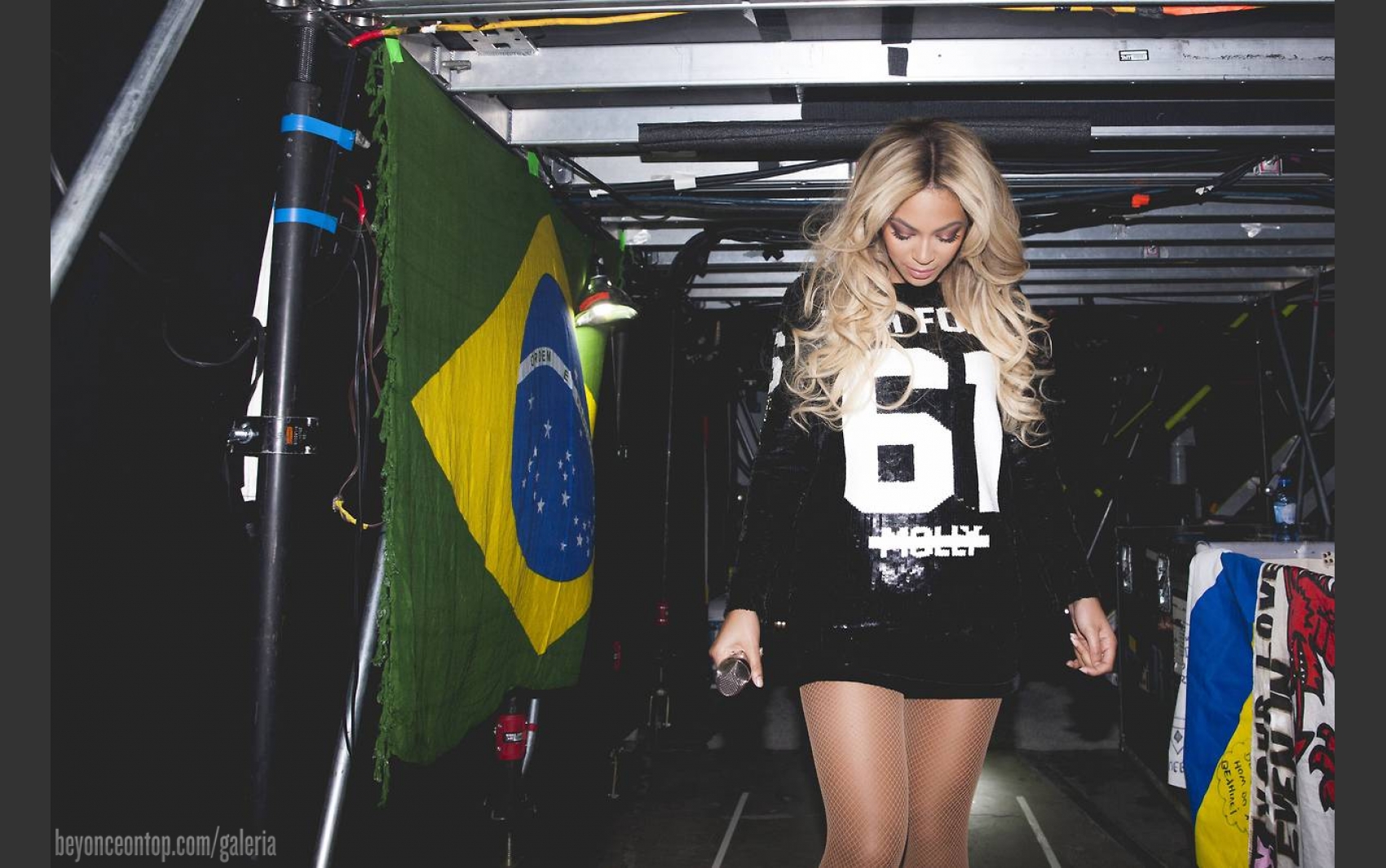 Beyonc&eacute; fotografada ao lado da&nbsp;bandeira do Brasil, presente na parte debaixo do palco. 