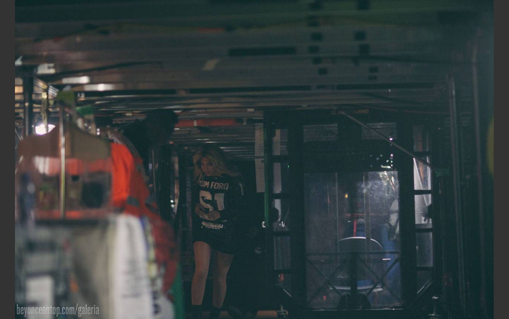 Beyonc&eacute; na parte de baixo do palco. 