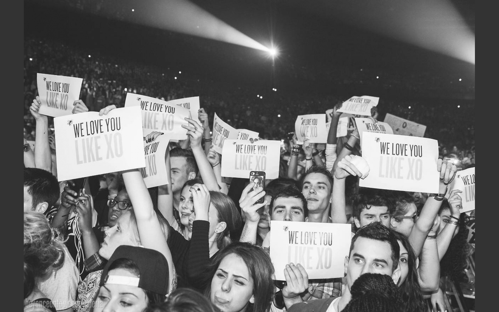 F&atilde;s mostram homenagem &agrave; cantora. 