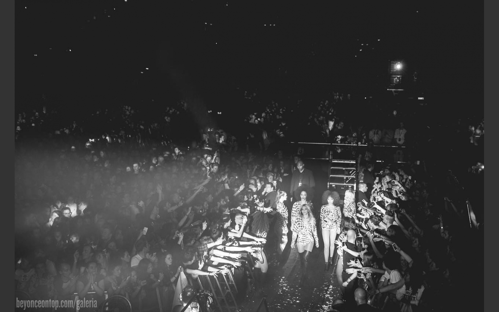 Beyonc&eacute; passeia pelo p&uacute;blico. 