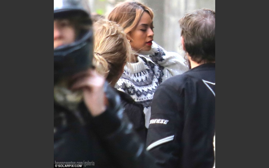 Beyonc&eacute; fotografada durante passeio. 