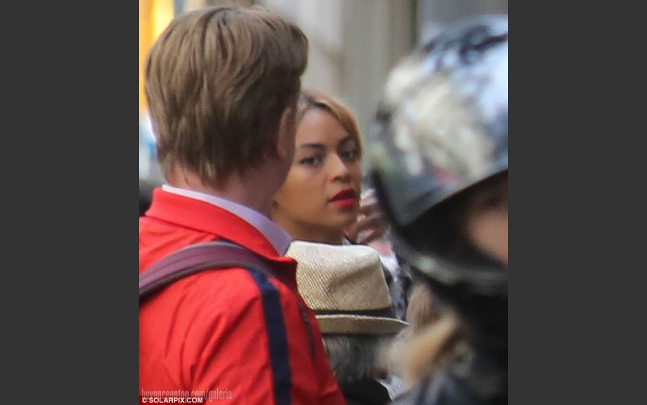 Beyonc&eacute; fotografada durante passeio em Barcelona. 