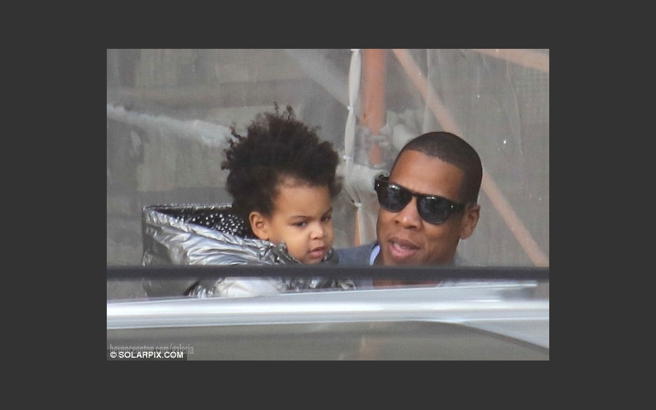 Jay-Z segura a filha, Blue Ivy, de 2 anos. 
