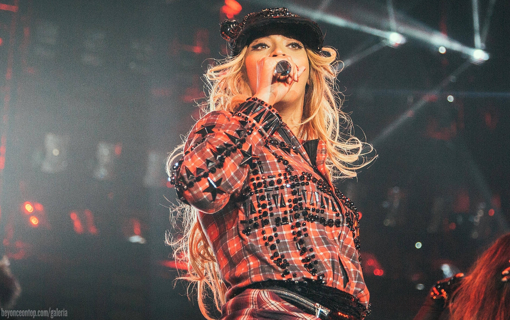 Beyonc&eacute; fez show em Barcelona nesta segunda-feira (24). 