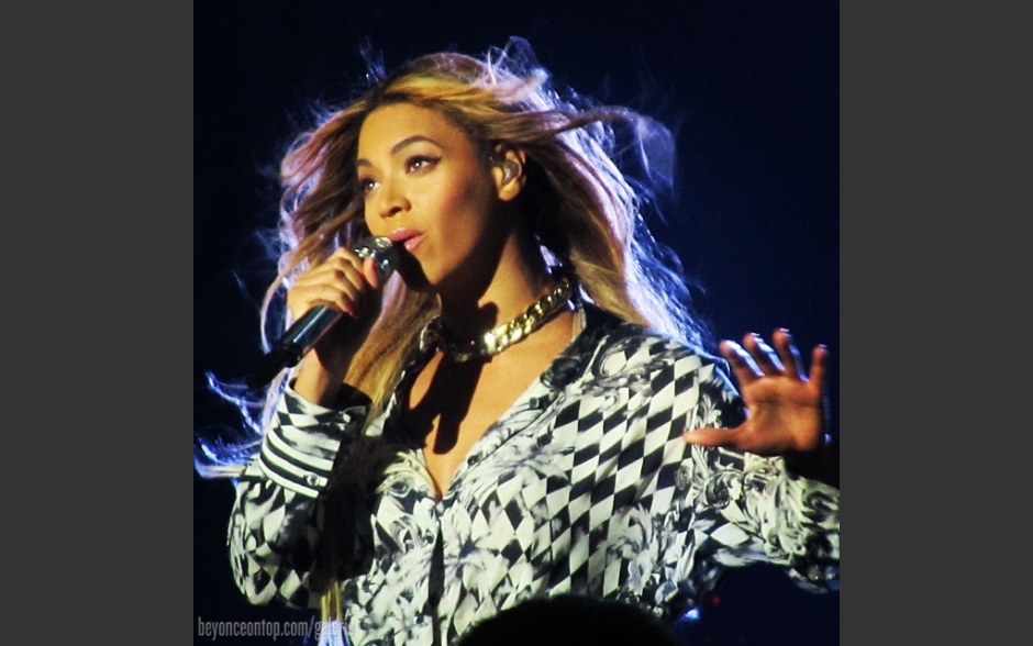 Beyonc&eacute; fez show em Barcelona nesta segunda-feira (24). 