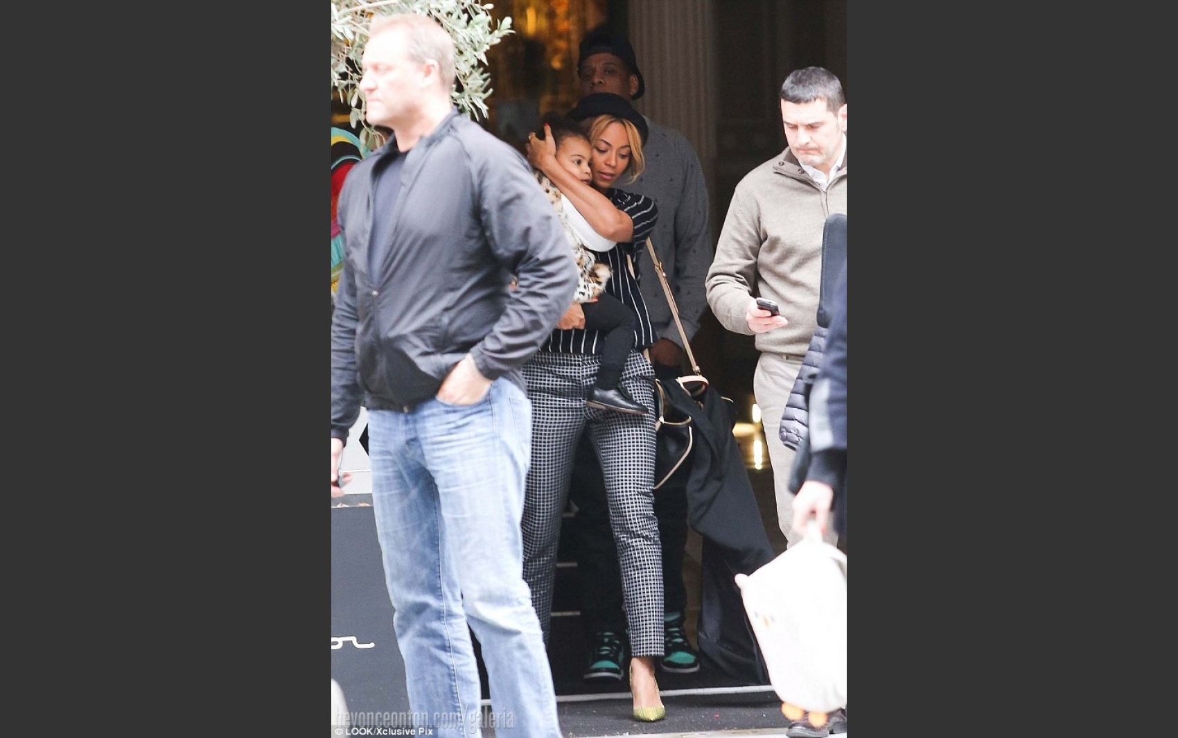 Beyonc&eacute; segura a filha, Blue Ivy.