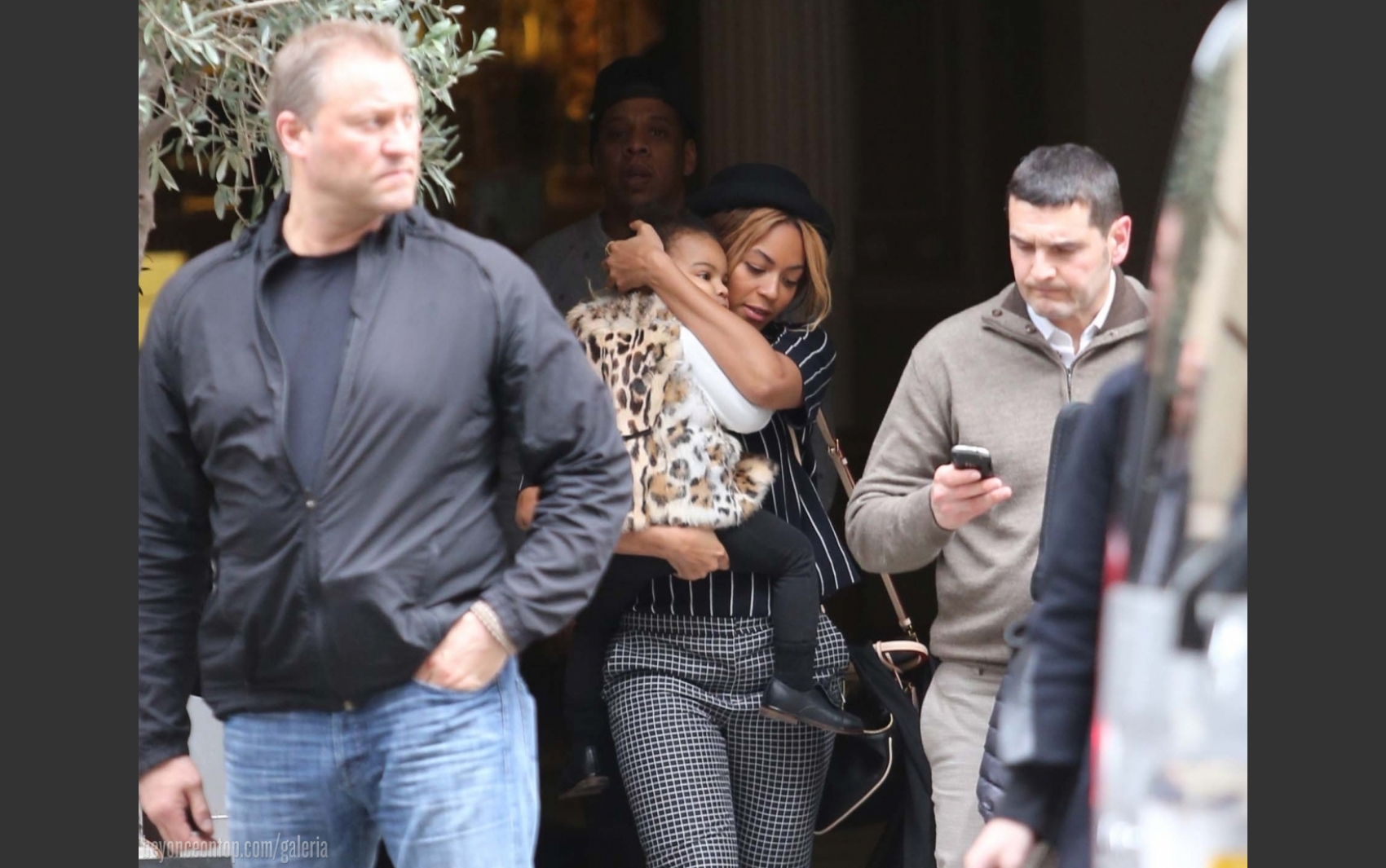 Beyonc&eacute;, Jay-Z e Blue Ivy deixam restaurante em Barcelona. 