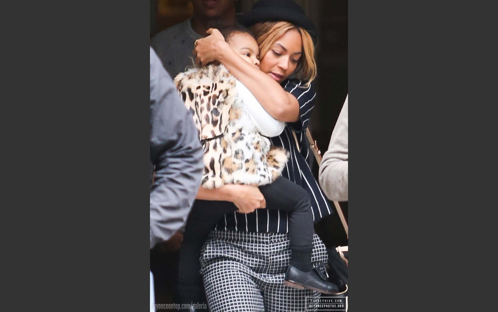 Beyonc&eacute;, Jay-Z e Blue Ivy deixam restaurante em Barcelona. 