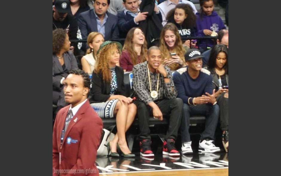 Beyonc&eacute; e Jay-Z assistem ao jogo no Barclays Center.
