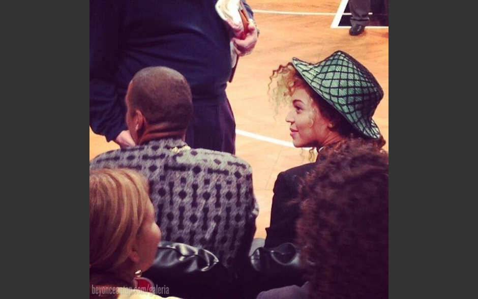 Beyonc&eacute; e Jay-Z assistem ao jogo no Barclays Center.