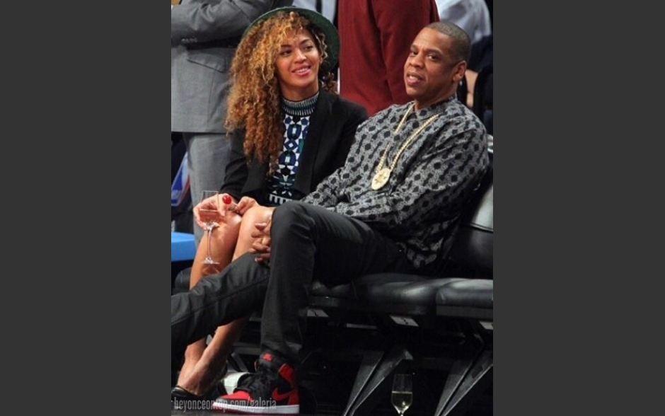 O casal de artistas&nbsp;assistiu ao jogo na primeira fila. 