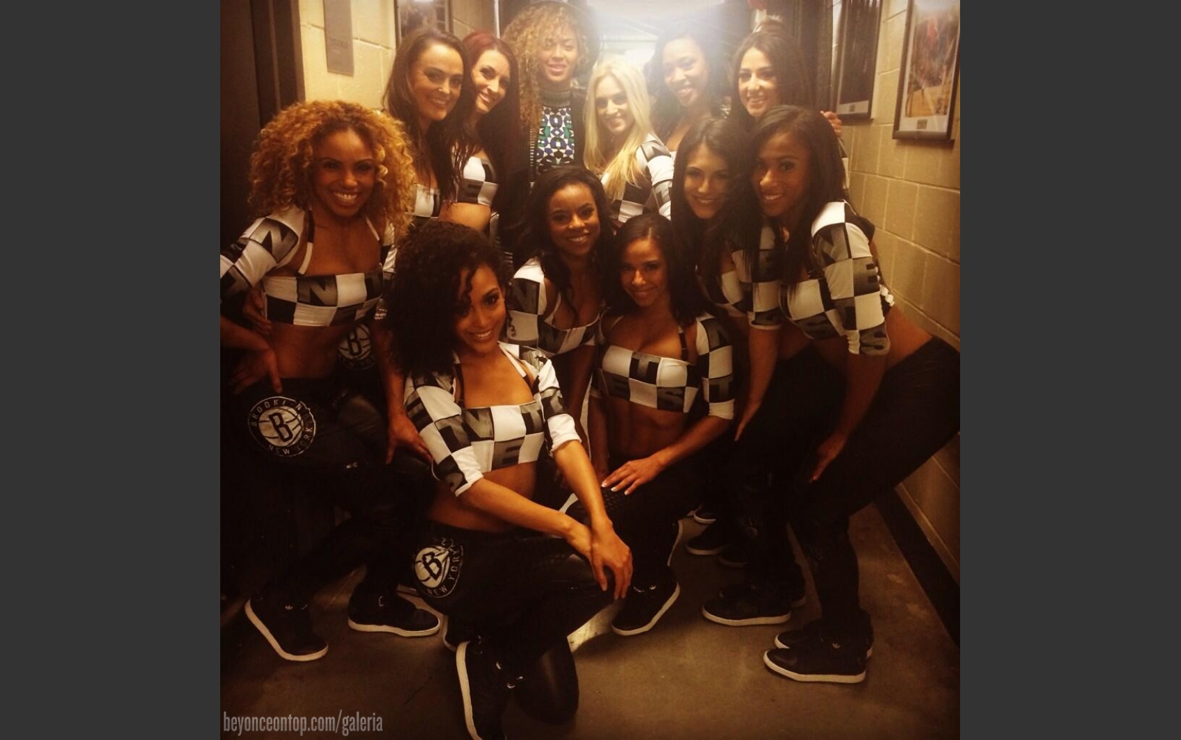 Beyonc&eacute; posa ao lado das Brooklynettes, animadoras de torcida, que se apresentaram com ''Yonc&eacute;''. 