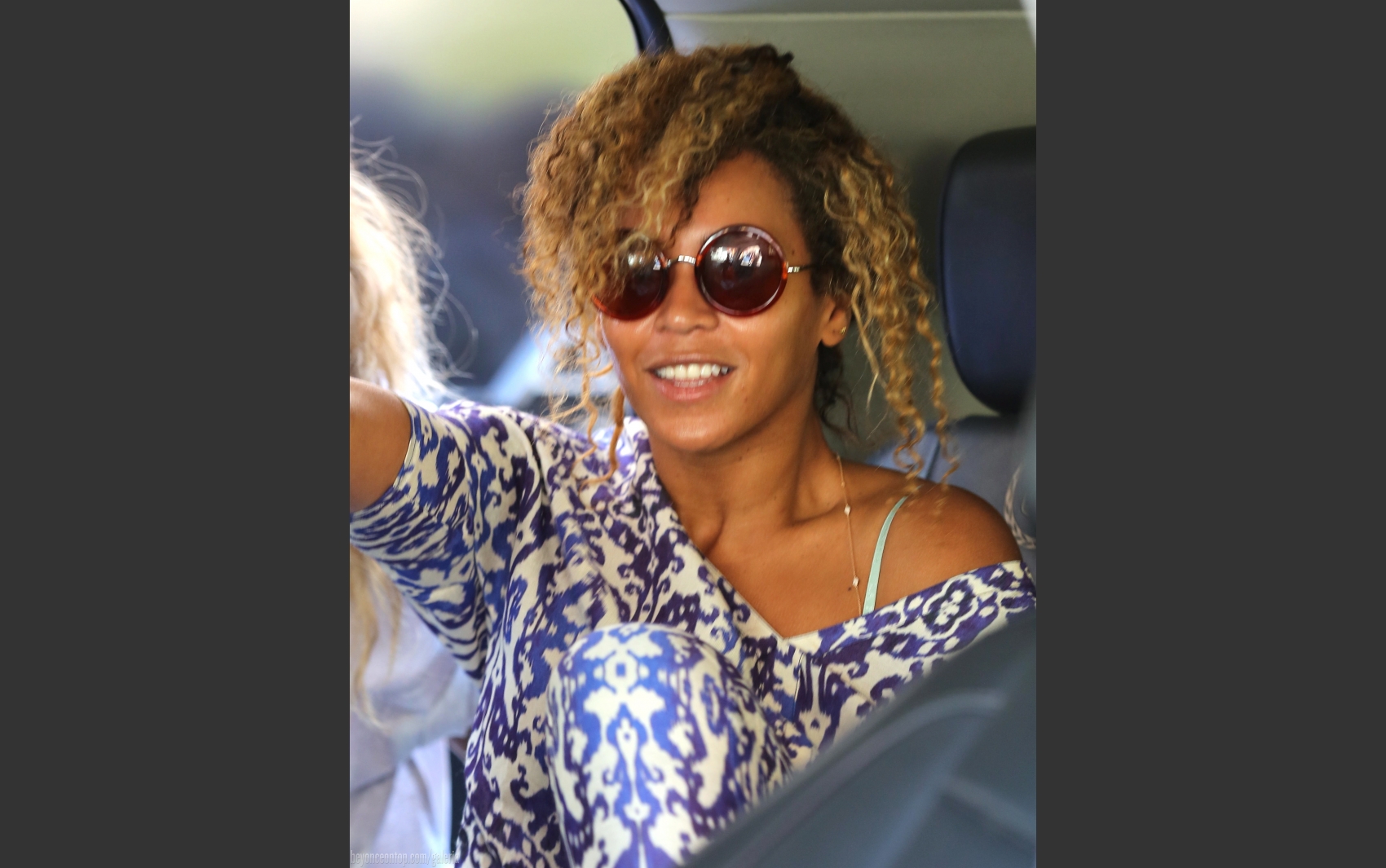 Beyonc&eacute; foi fotografada dentro do carro.