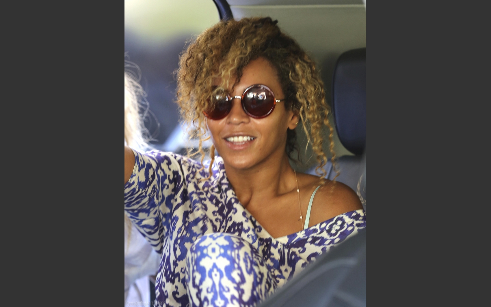 Beyonc&eacute; foi fotografada dentro do carro. 