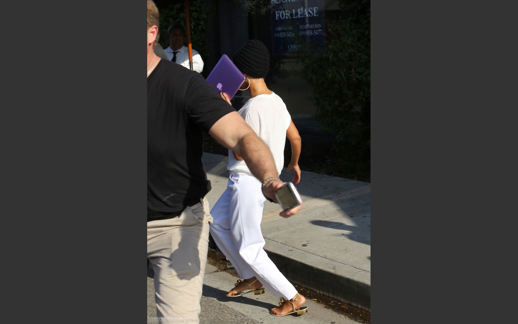 Beyonc&eacute; tampava o rosto com um computador port&aacute;til. 