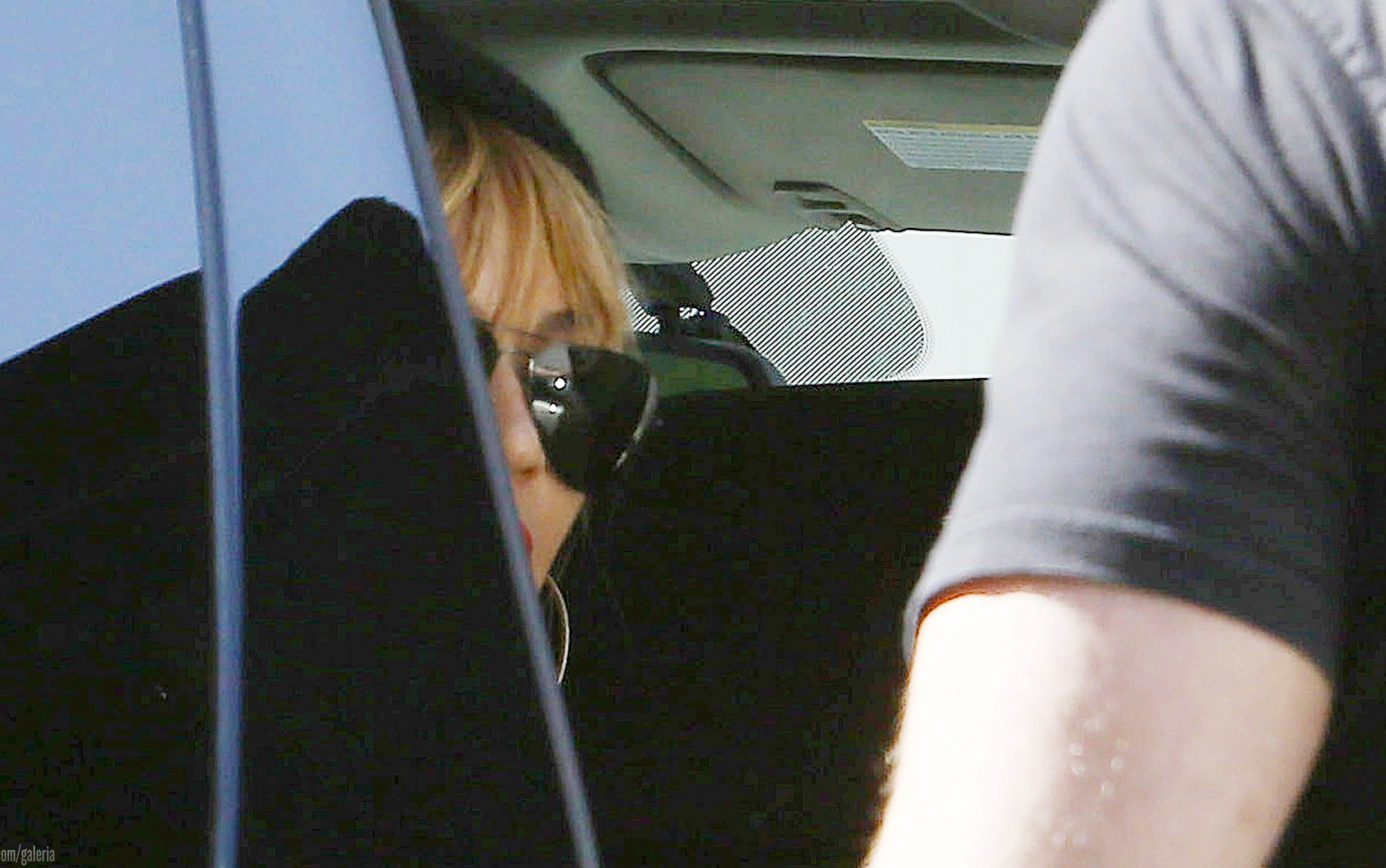 Acompanhada do marido, a cantora foi fotografada em um restaurante vegetariano. 