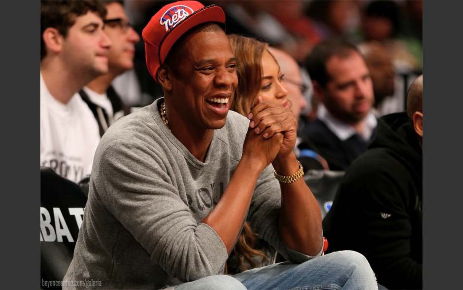 Bem humorado, Jay-Z acompanhou a cantora durante o jogo. 