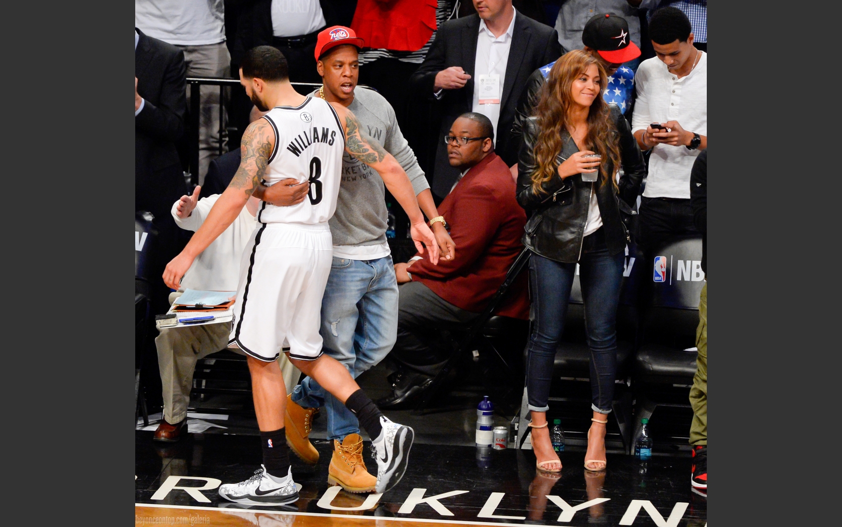 Beyonc&eacute; e Jay-Z assistem ao jogo. 