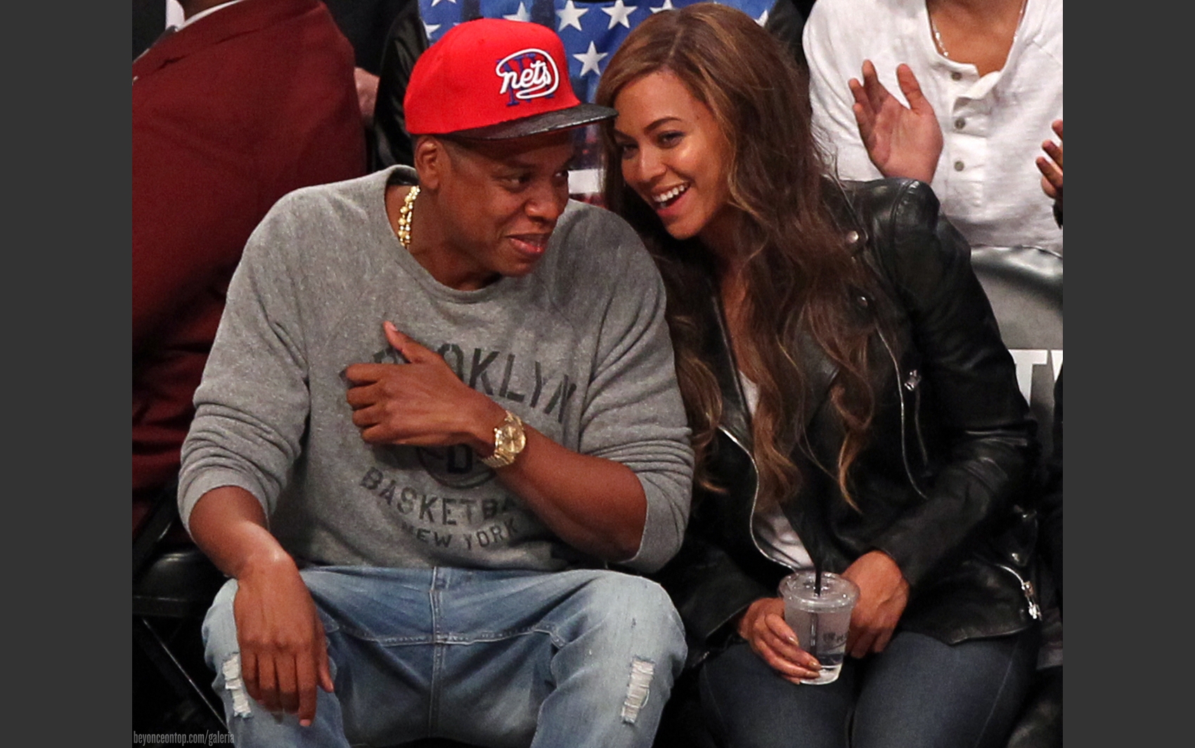 Beyonc&eacute; e Jay-Z assistem ao jogo. 