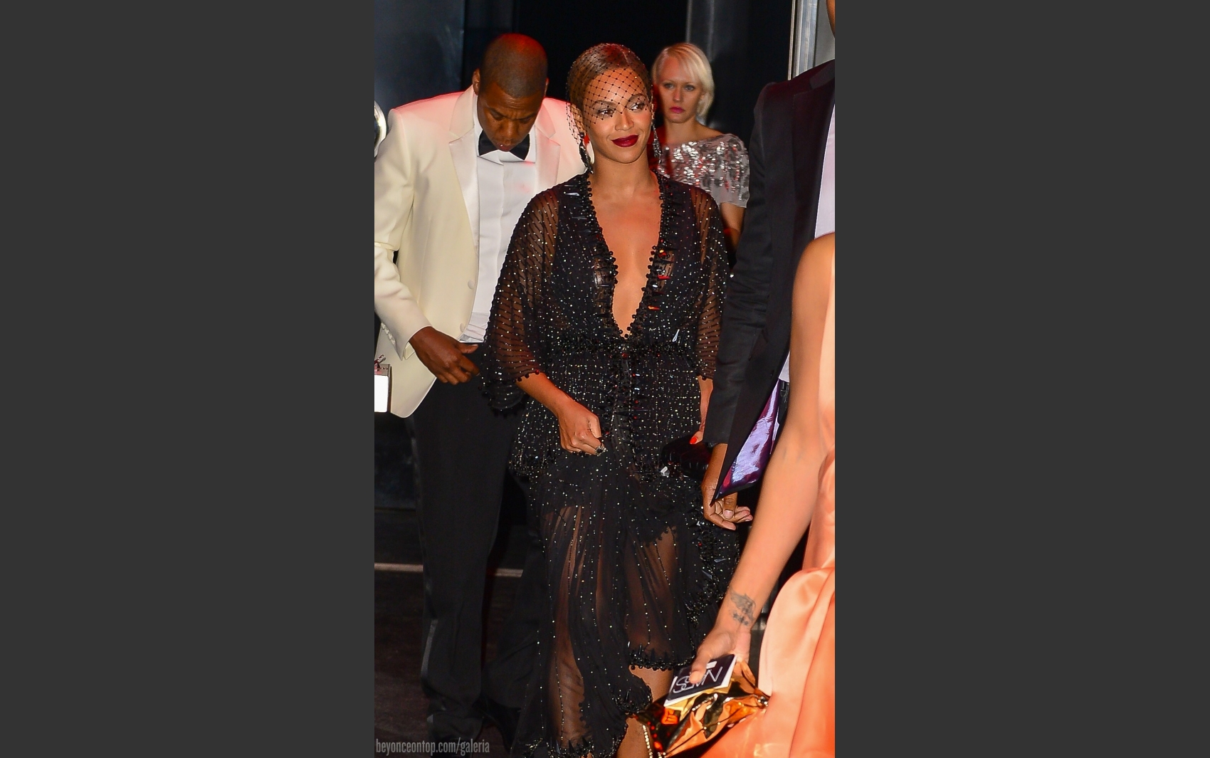 Beyonc&eacute; deixando o evento. 