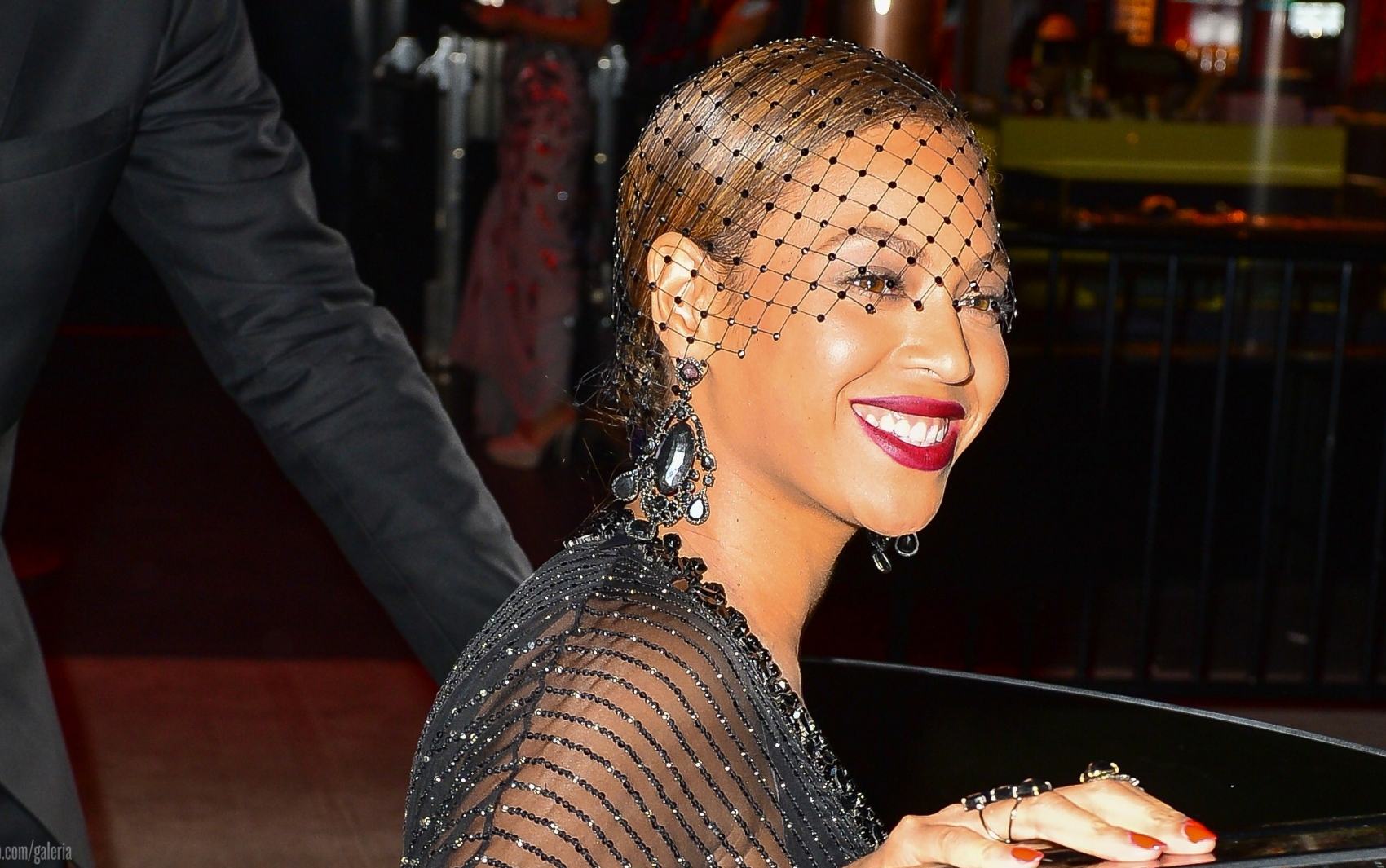 Beyonc&eacute; deixando o evento. 