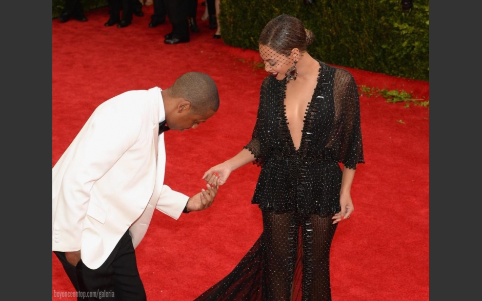 Jay-Z simulou um pedido de casamento ap&oacute;s achar o anel perdido por Beyonc&eacute; no Red Carpet. 