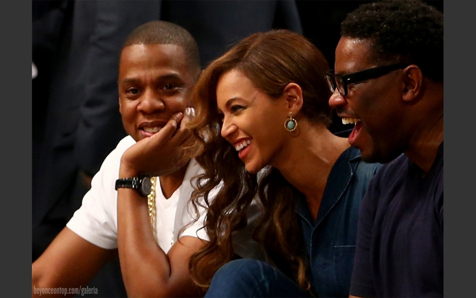 Beyonc&eacute; e Jay-Z assistem a jogo em NY.
