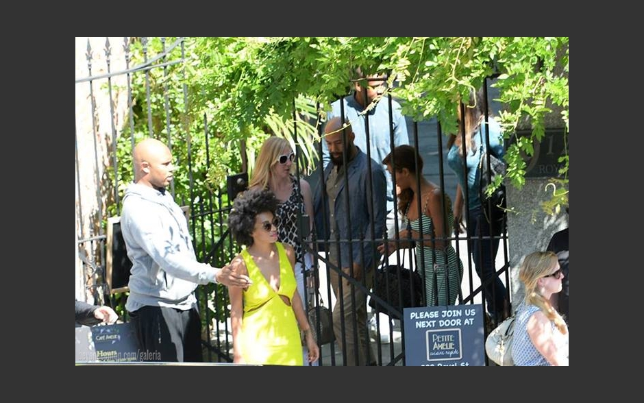 Beyonc&eacute; e sua fam&iacute;lia deixam restaurante. 