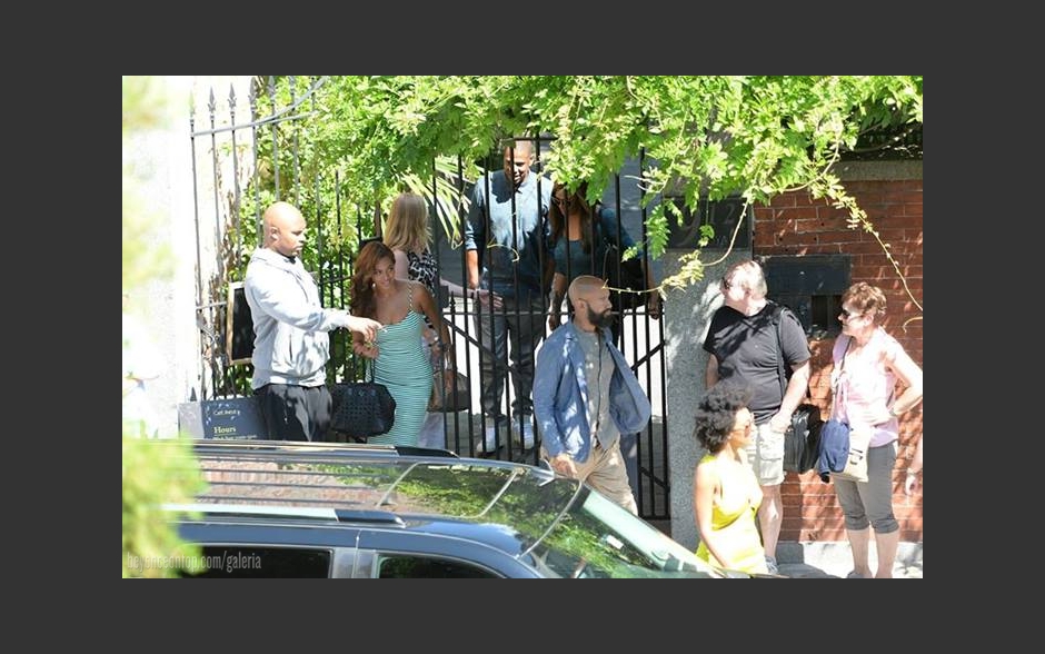 Beyonc&eacute; e sua fam&iacute;lia deixam restaurante. 