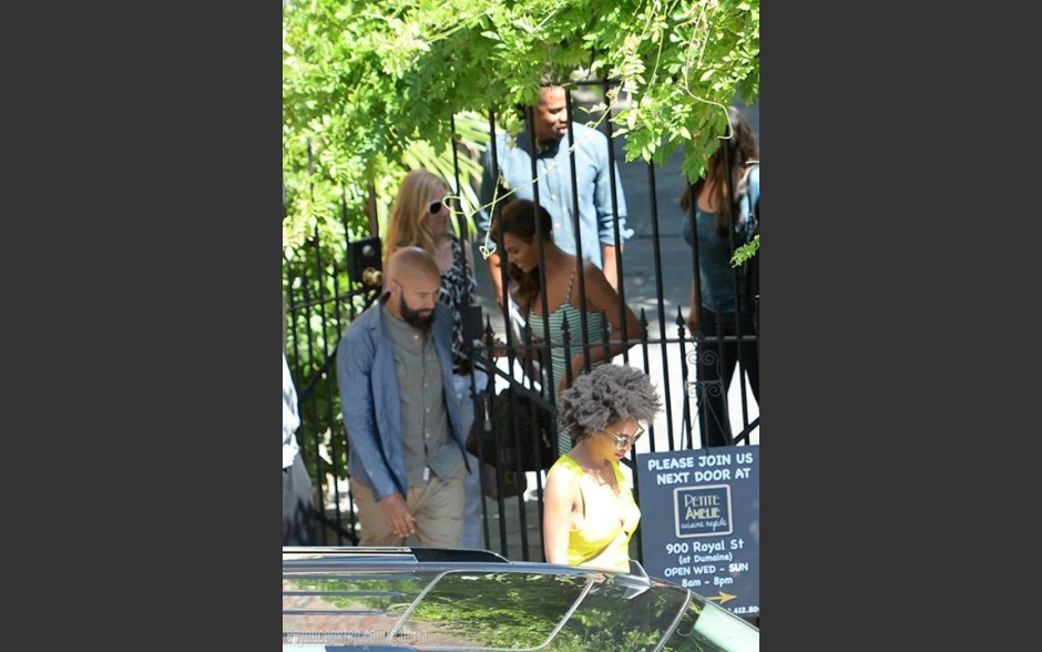Beyonc&eacute; e sua fam&iacute;lia deixam restaurante. 