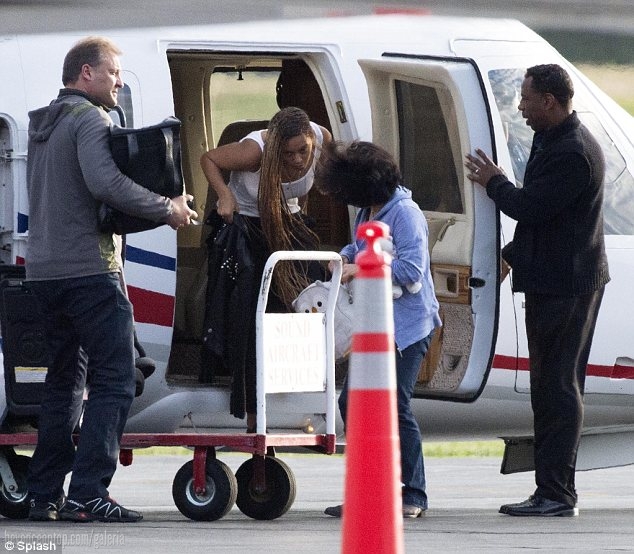 Beyonc&eacute; e Jay-Z desembarcam em Hamptons. 