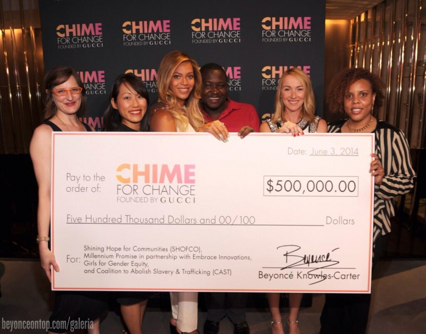 Beyonc&eacute; exibe cheque de 500 mil d&oacute;lares que doou para o projeto&nbsp;Chime For Change. 